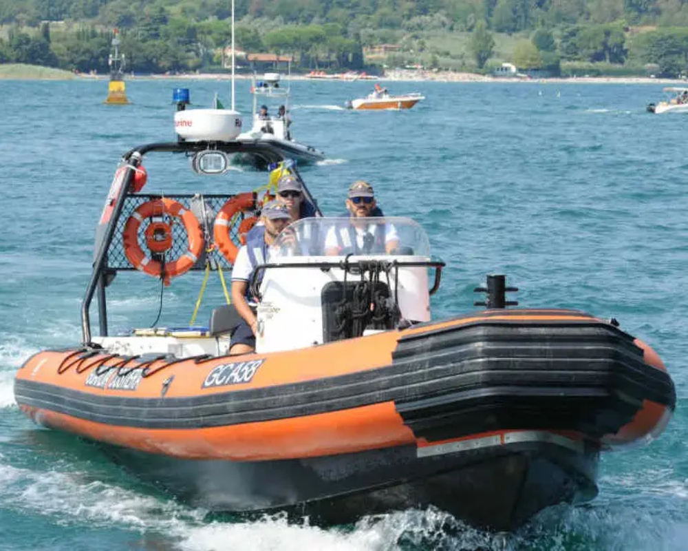 Il primo bagno fuori stagione rischia di tramutarsi in tragedia. Coppia di ragazzi salvata dalla Squadra nautica