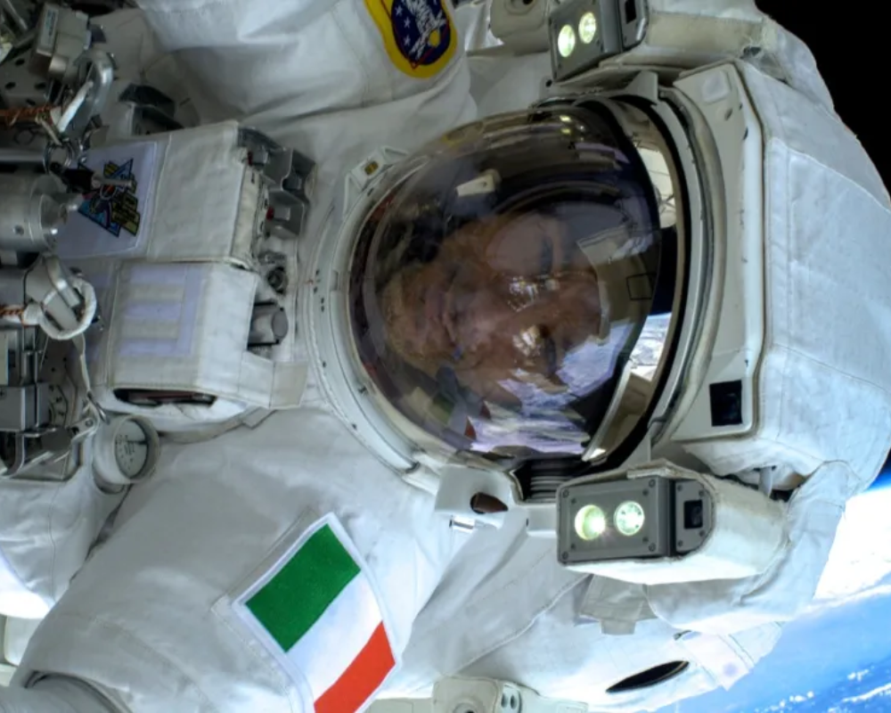 Astronauti in divisa spaziale a Palazzo degli Elefanti. Il messaggio di Luca Parmitano: “Sognare l’impossibile”