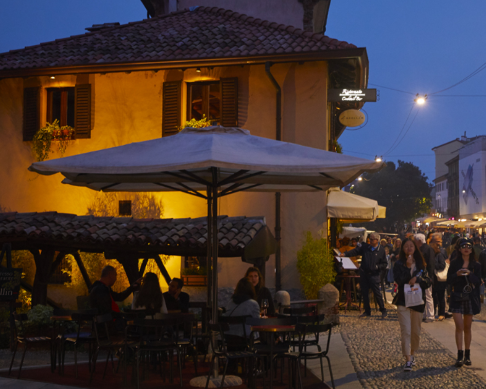 Viavai notturno nelle strade del centro città da via Ventimiglia alla Stazione, con decine di persone in movimento